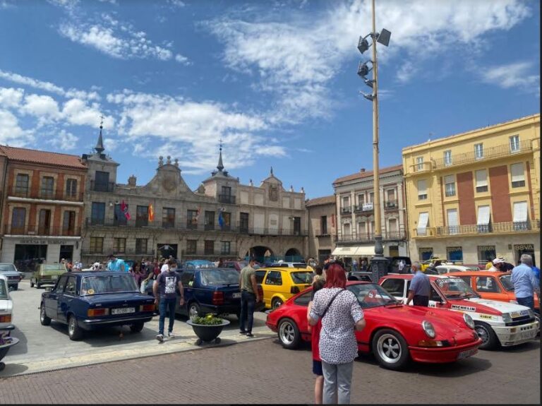Más de 100 coches clásicos se dan cita en Medina del Campo
