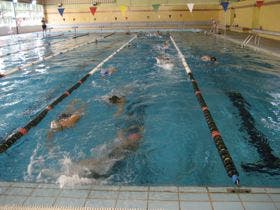 Abiertas las inscripciones para los Cursos de Natación de Verano 2025 en Medina del Campo: cuatro turnos entre julio y agosto