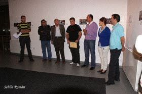 Roberto Sánchez, en el centro, con el diploma que le acredita como ganador del certamen «El Toro de Nava»