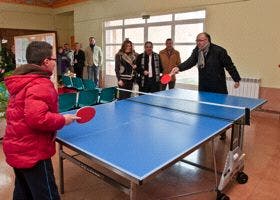 Medrano juega al ping-pong en Rueda, ante la mirada de Alonso Morales y Serrano