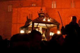 Devoción y fuego para celebrar a la «Virgen de los Pegotes» en Nava del Rey