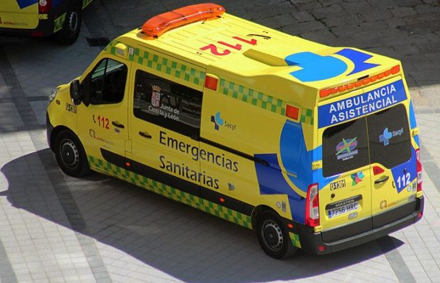 Dos heridos en la colisión de un turismo contra una farola en Ponferrada