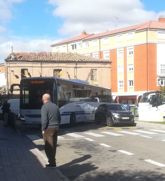Un vehículo mal estacionado impide al autobús recoger a los pasajeros