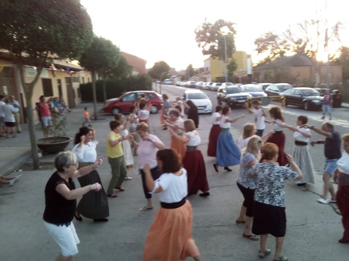 El barrio de Las Claras se engalana para sus fiestas populares