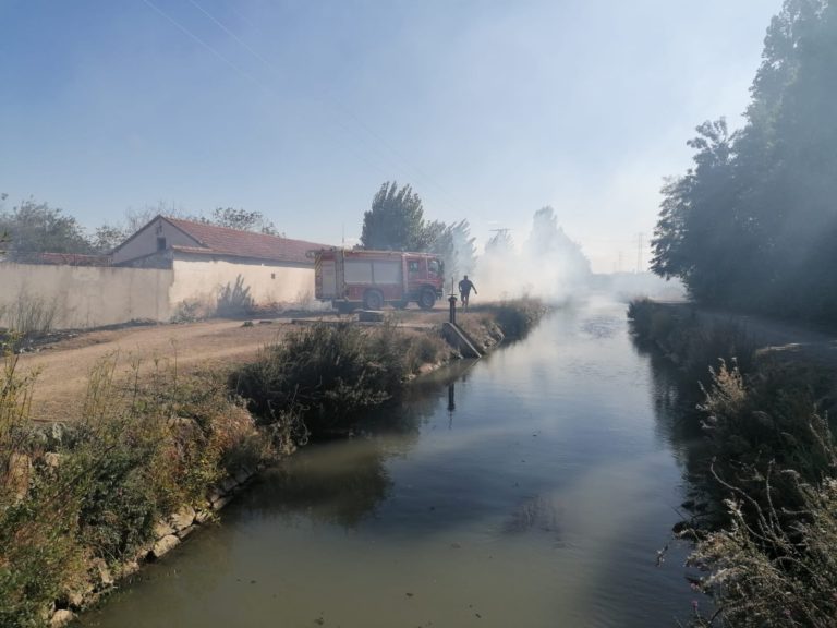 Los bomberos sofocan un incendio junto al Canal del Duero