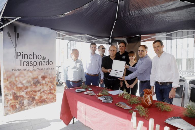 Conrado Iscar muestra su apoyo a la «Feria del Pincho del Lechazo» en Traspinedo