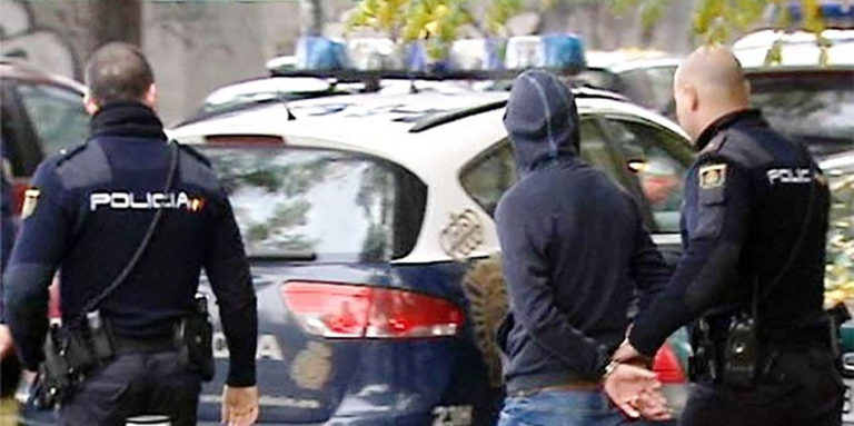 La Policía Nacional detiene a dos individuos que intentaban entrar en un domicilio del barrio de las delicias