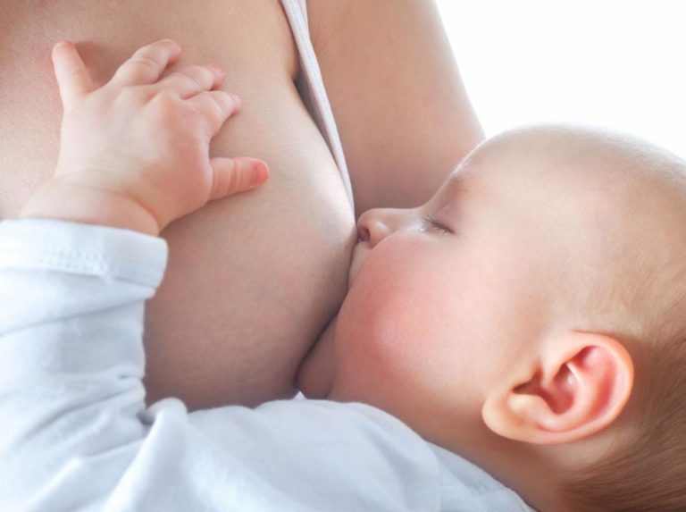 LLega la semana mundial de la lactancia materna con el objetivo de exigir normas sociales que la hagan posible