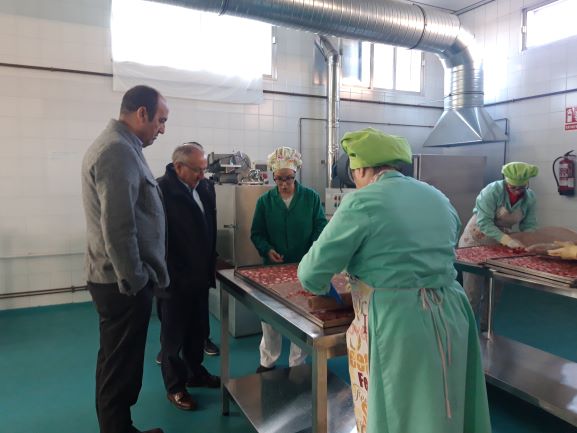 El subdelegado del gobierno visita la empresa Natursnacks en Pedrajas de San Esteban