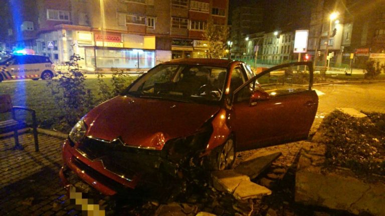 Un veh?culo se estrella tras pasar la zona ajardinada del paseo de la Circular en Valladolid
