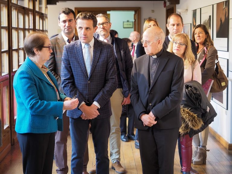 El cardenal Ricardo Bl?zquez y Conrado Íscar inauguran la exposici?n fotográfica «Punto y seguimos. La vida puede m?s»
