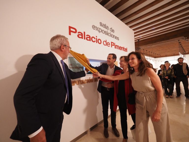 La Diputación de Valladolid dedica una placa conmemorativa a Teresa Ortega Coca, en la Sala de Exposiciones Palacio de Pimentel