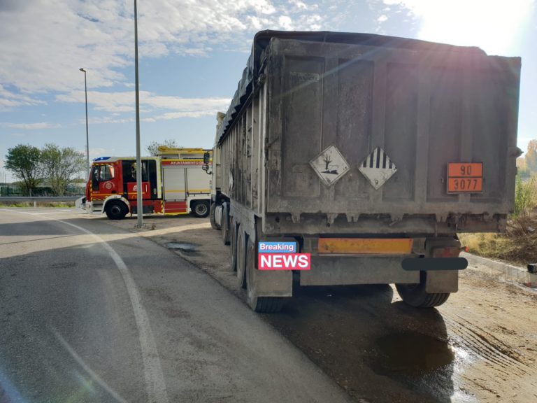 Accidente en la VA-30 entre un veh?culo y un cami?n con mercanc?as peligrosas