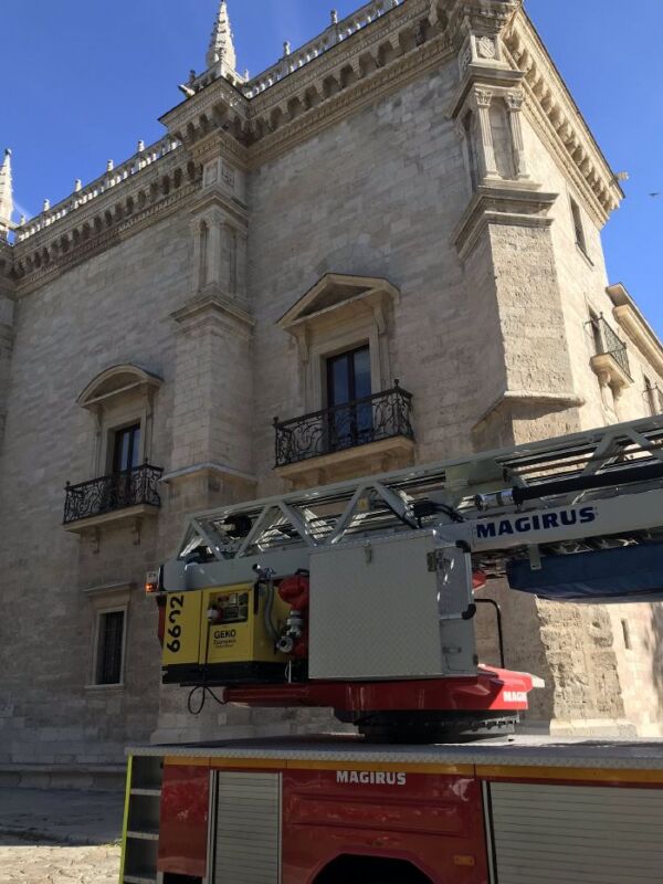 La caida de cascotes del Palacio de Santa Cruz causa alarma