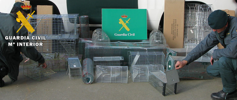 La Guardia Civil interviene en un comercio 31 jaulas trampa para captura de animales