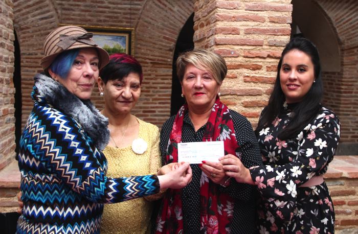 Mujeres por la Igualdad hace entrega de 2.066 euros para la investigaci?n contra el c?ncer