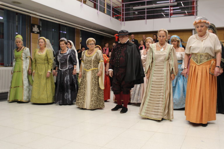 Renaceres y el Coro Reina Isabel llenan el Centro de Personas Mayores