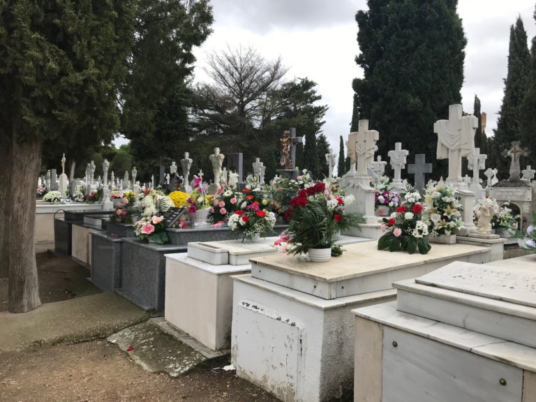 Los cementerios de Medina del Campo se llenan de flores