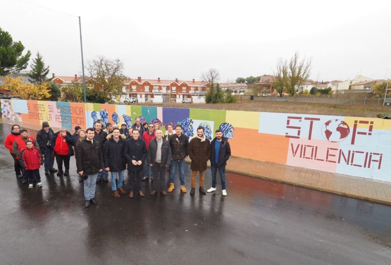 La Diputación de Valladolid conmemora en Mayorga el D?a Internacional de la Eliminaci?n de la Violencia contra la Mujer con un mural colectivo