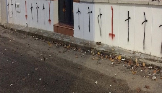 La Guardia Civil esclarece las pintadas horcas, gotas de sangre y lemas como ?muerte? realizadas en Castrej?n de Trabancos.