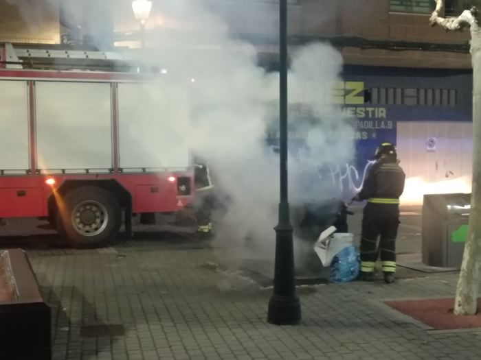 Los bomberos intervienen en un incendio de un contenedor en la Plaza del Pan de Medina