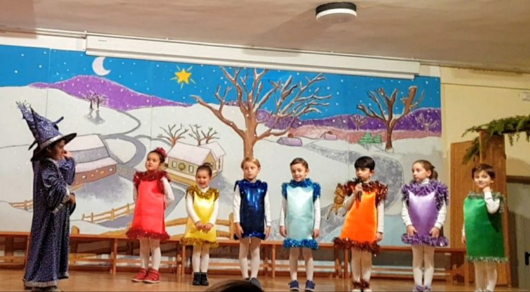 Los Magos Capirotes llenan de color el Colegio San Jos