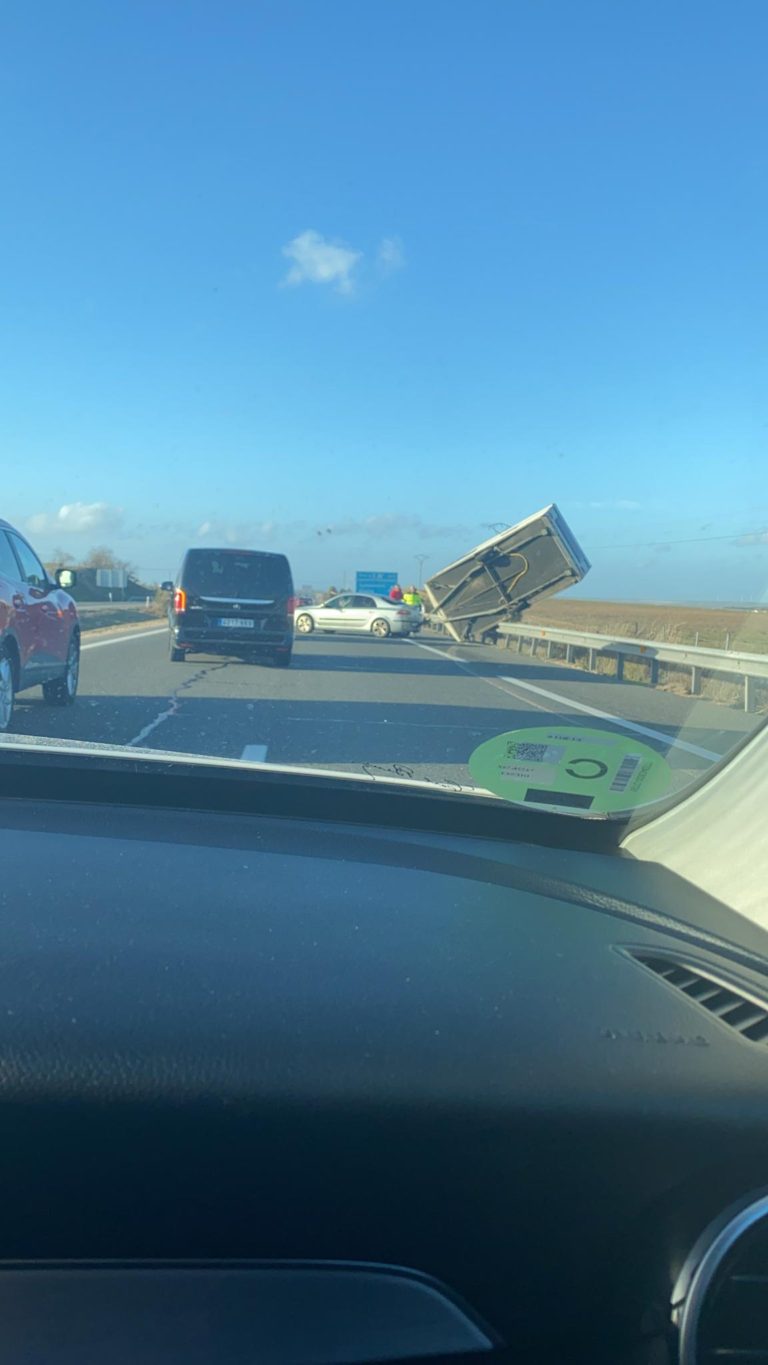 Espectacular accidente debido al viento en la salida de Medina del Campo