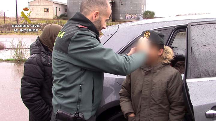La Guardia Civil auxilia a un menor que caminaba perdido por la autov