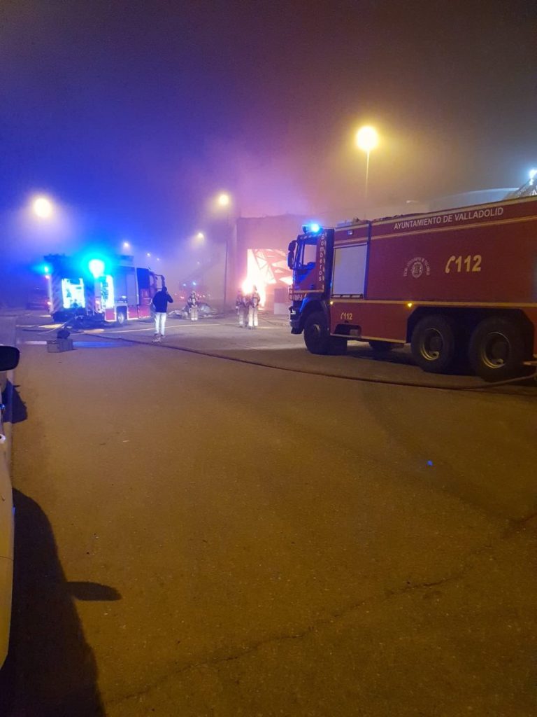 Reducida a cenizas una nave en Zarat?n dedicada al almacenamiento de ropa