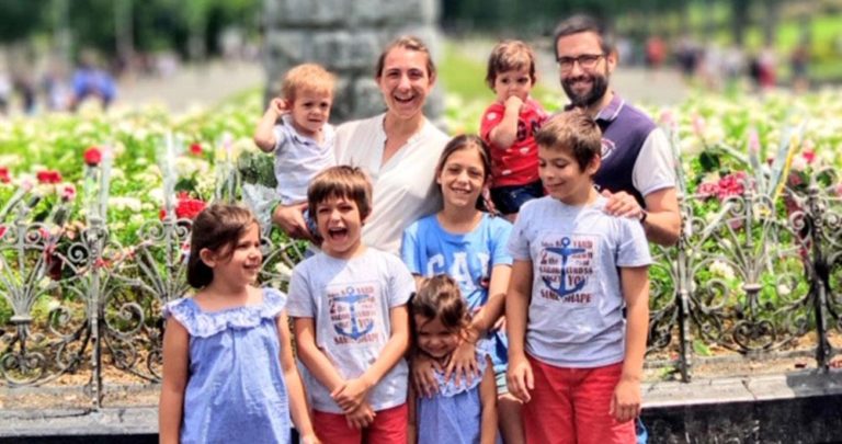 Las familias numerosas de Castilla y León ya no tendrán que renovar su condición cada cinco años: cambios en la normativa regional