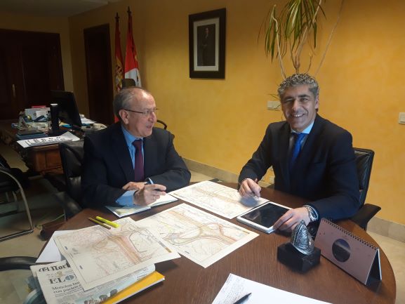 El subdelegado del gobierno en Valladolid, se re?ne con el Alcalde de Simancas con la ampliaci?n de la A-62 encima de la mesa