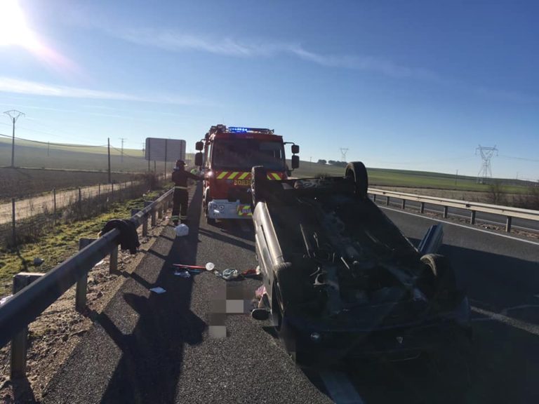 Un aparatoso accidente provoca el corte de la A-6 direcci?n Medina del Campo