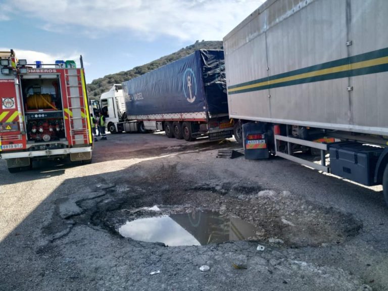 Bomberos de Diputación han tenido que intervenir en un choque entre dos camiones al quedar un herido atrapado en el veh?culo