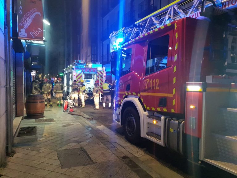 Los Bomberos de Valladolid sofocan un incendio en un establecimiento c?ntrico