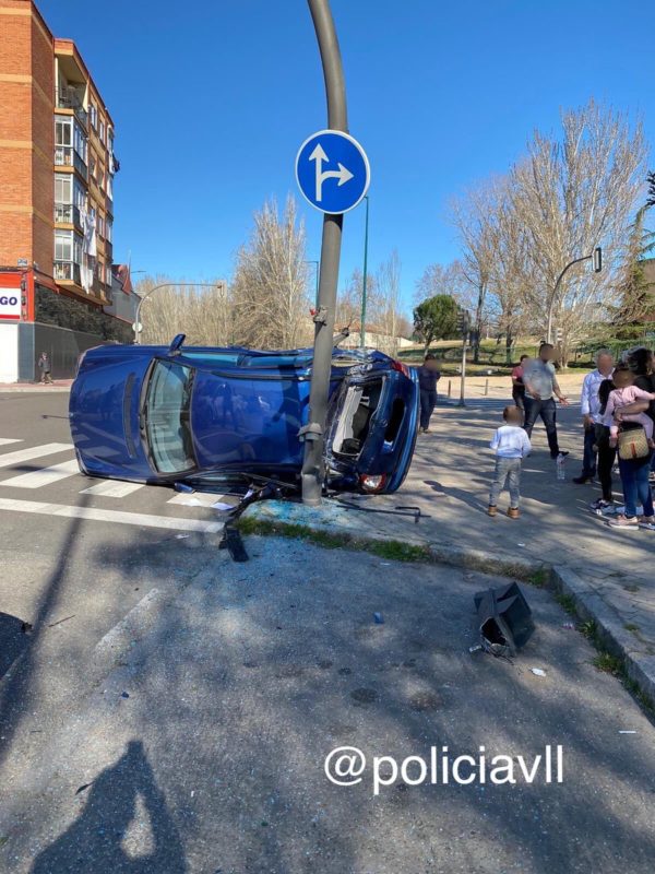 Dos heridos tras el choque de un turismo y una furgoneta en Valladolid