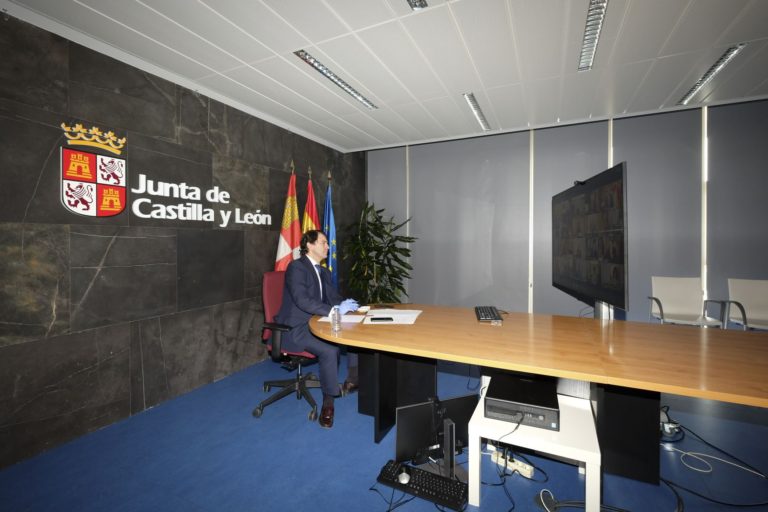 Fernández Mañueco anuncia la llegada a Castilla y León de un millón de unidades de material de protecci?n sanitaria en doce aviones