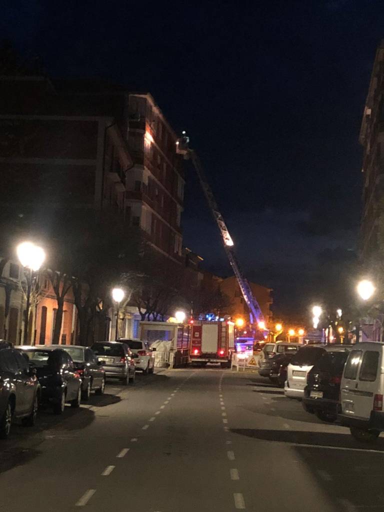 Los bomberos intervienen en la Avenida Portugal de Medina del Campo por la ca?da de cascotes en la vía pública