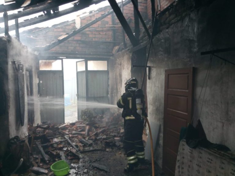 Una vivienda devastada por un incendio en Mojados