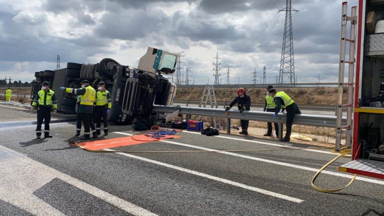 Un fallecido un varón al volcar un cami?n en la A-15