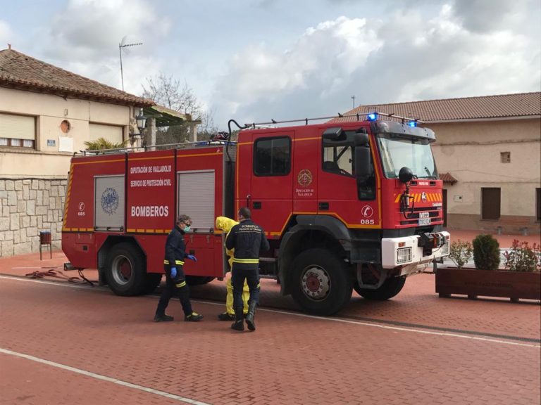 Los Bomberos de Diputación de Valladolid desinfectan las calles de Castronu
