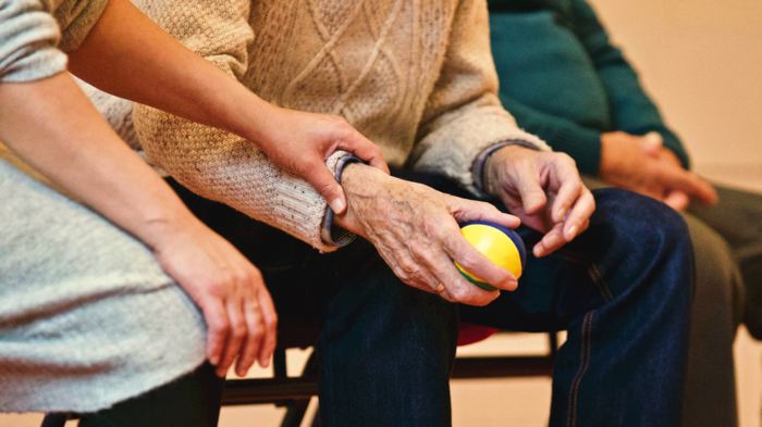 FADEMUR y UPA proponen siete ejercicios para que los mayores afronten la cuarentena de manera saludable