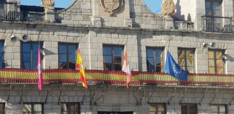Las banderas del Ayuntamiento de Medina del Campo ondean a media asta por el coronavirus