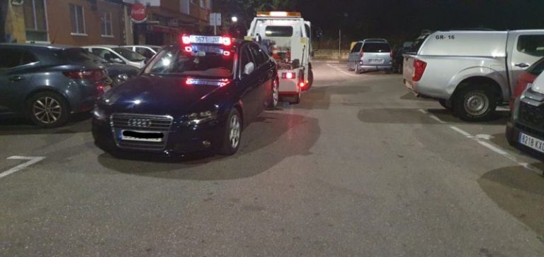 Dos personas intentan darse a la fuga en un control de la polic