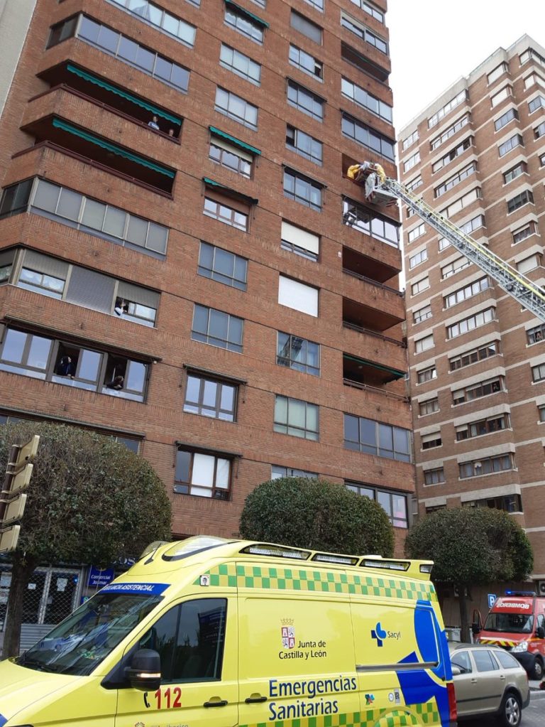 Los bomberos evacuan por la ventana a una persona con posible coronavirus