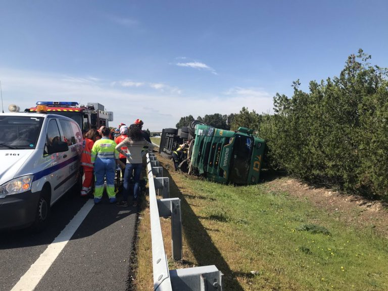 Un accidente por el vuelco de un cami?n provoca retenciones en la A-62