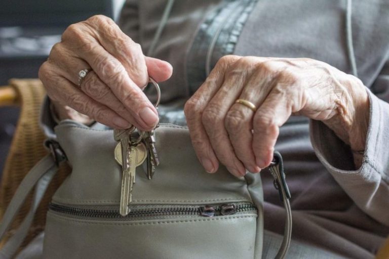 La cifra de fallecidos en residencias de Castilla y León alcanza las 2.320 personas
