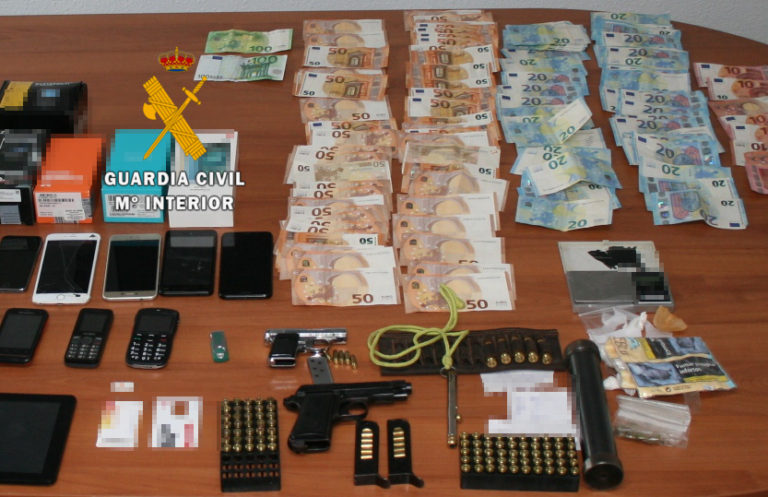 La Guardia Civil detiene a tres personas como supuestos autores de un delito de tráfico de droga, y a una de ellas además por posesión de armas y desobediencia