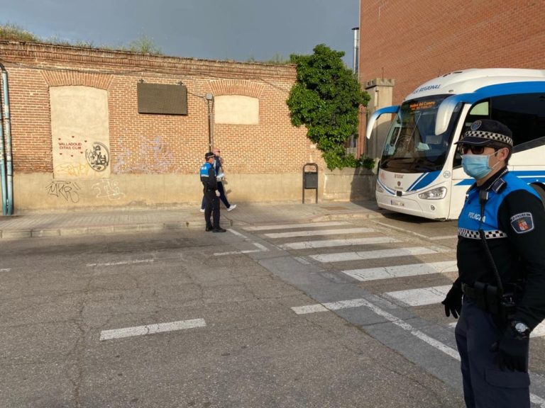 Normalidad y ausencia de aglomeraciones durante la entrega de mascarillas en el transporte público de Castilla y León