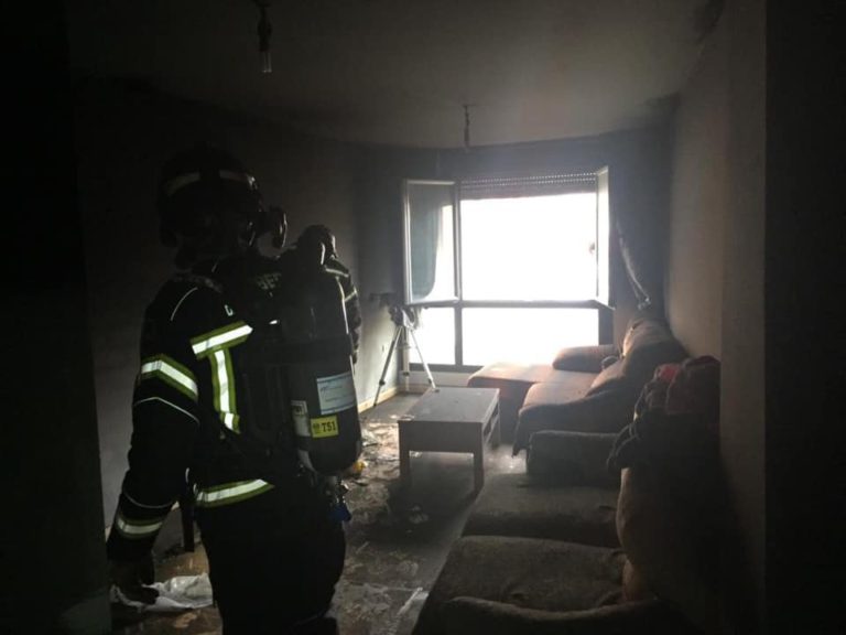 Los bomberos sofocan un incendio en una vivienda de La Seca