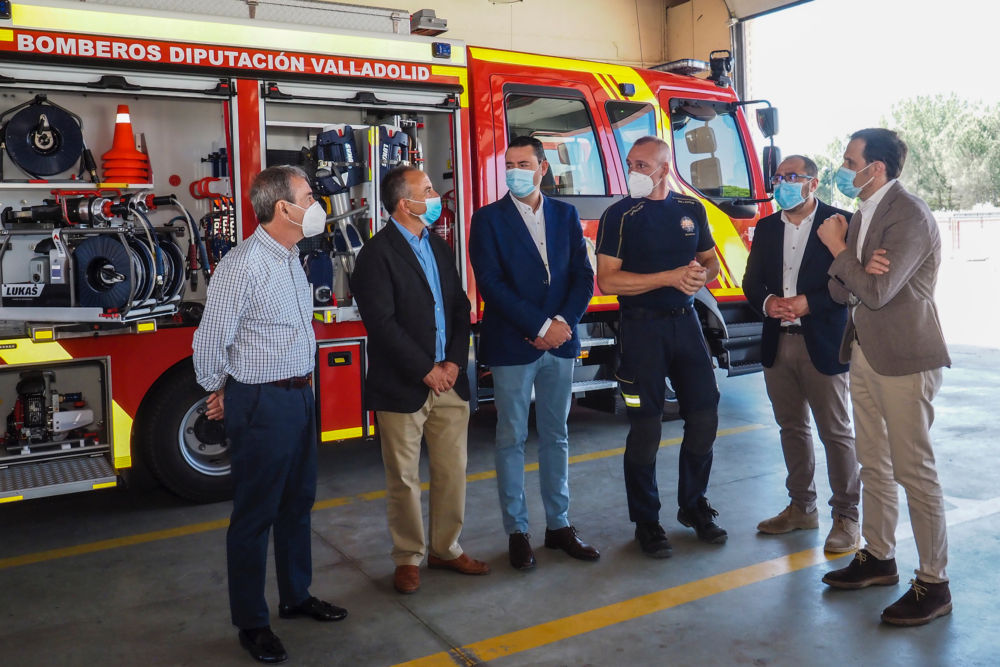 La Diputación presenta cuatro nuevos vehículos para el Servicio provincial de extinción de incendios adaptados para el rescate en carretera y autobombas.
